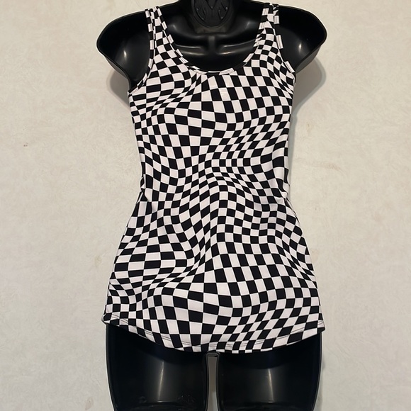 Women’s size medium tank top, black, and white. - Picture 2 of 4